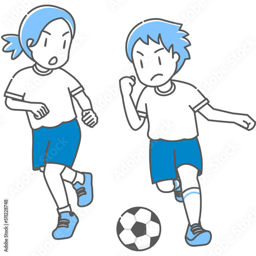 体育の授業でサッカーをする子どもたち