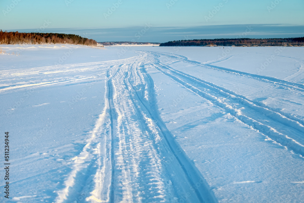 Obraz premium Traces of vehicles and people on the frozen and snow-covered Volga River