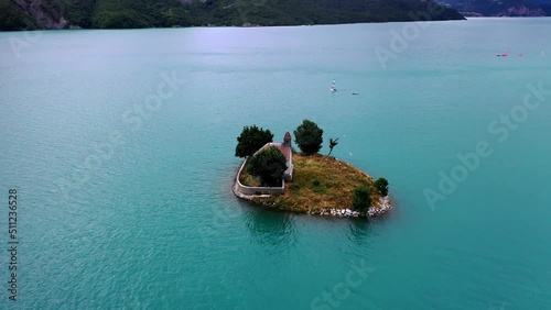 Flug über Insel mit Kapelle Saint-Michel de Prunières im See Lac de Serre-Ponçon, Berge, See, Wald, Nahaufnahme, Provence Alpen Côte d’Azur, Frankreich photo