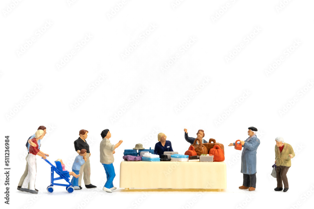 Naklejka premium Miniature people Shoppers with discount tray for shopping discounted items on white background
