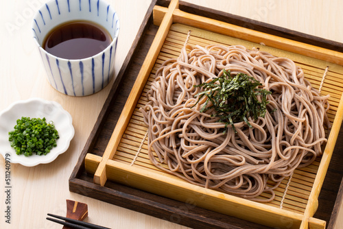 ざる蕎麦を食べる