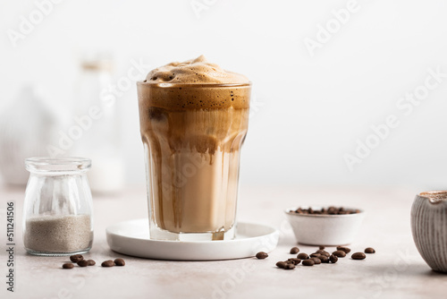 dalgona coffee café frappé glace et mousse de lait photo