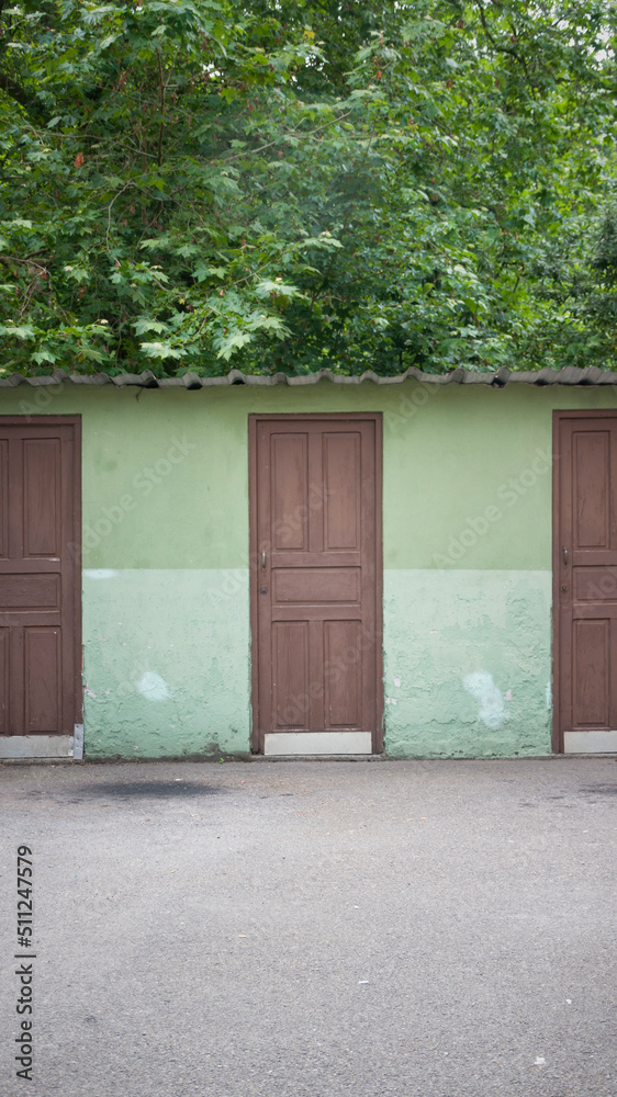 Puertas de madera de trasteros verdes en jardín Puertas de madera de trasteros verdes en jardín