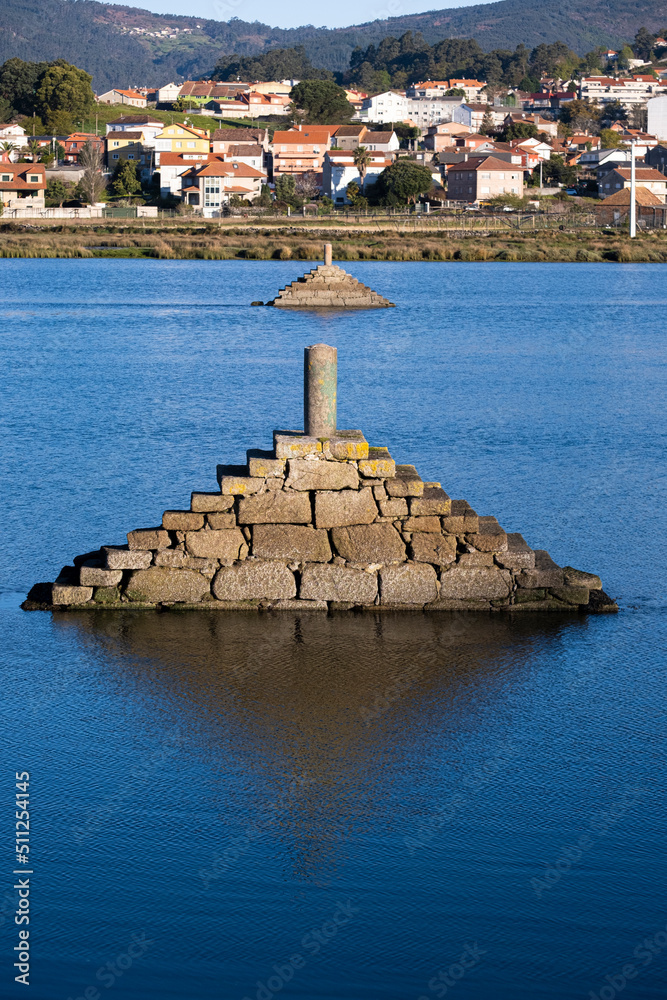 Platform with ladder for emergency mooring of the boats that navigate