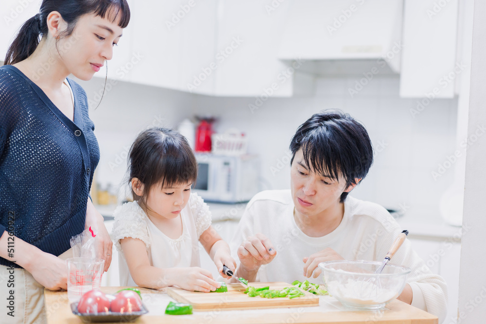 子供と一緒にクッキングをする家族