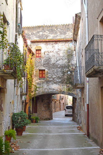 Fototapeta Naklejka Na Ścianę i Meble -  Calles de Cruilles, Girona Cataluña España
