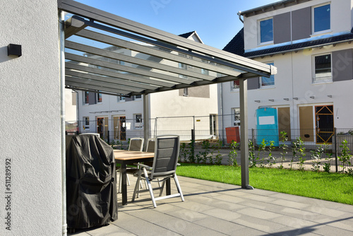 Pergola als Sonnenschutz am Terrassenausgang eines neu gebauten Wohnhauses