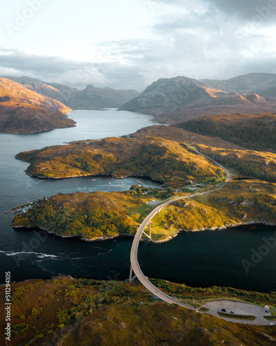 Foto North Coast 500 Bridge, Kylesku Bridge road trip and gorgeous Scenery in Scotland