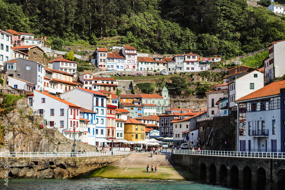 Puerto de Cudillero, con el pueblo de Cudillero en el fondo, Asturias, España