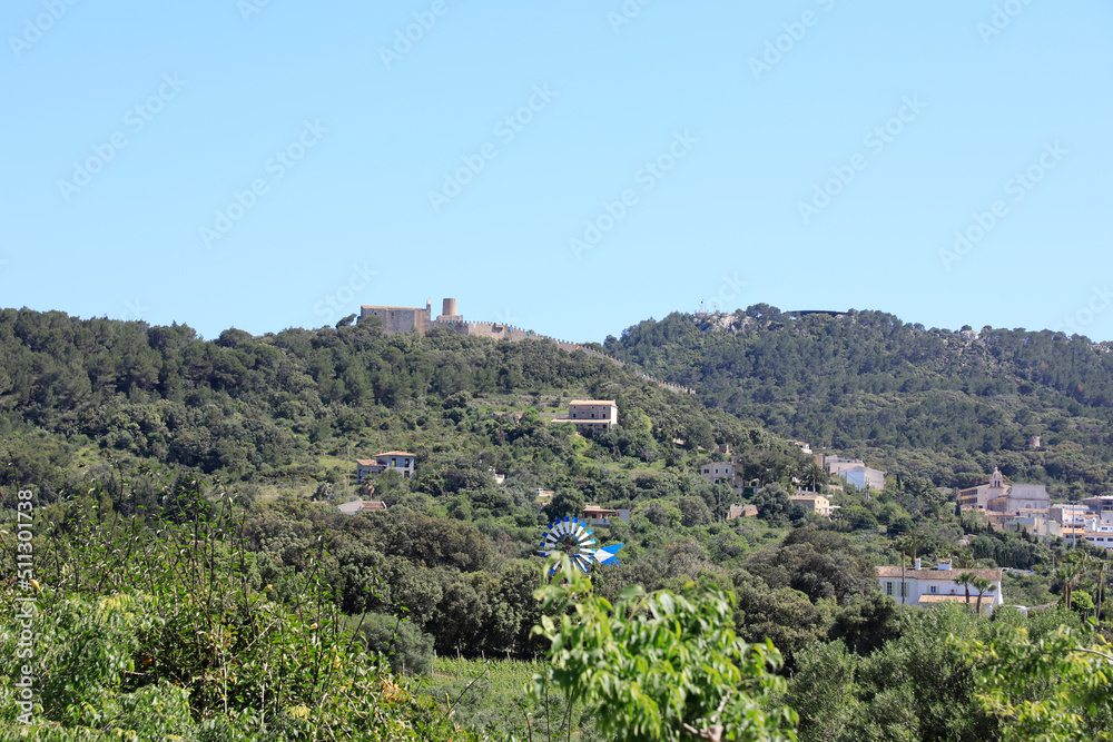 Vista del castillo de Capdepera y un molino de agua, en las montañas de la Sierra de Levante, en la isla de Mallorca (Islas Baleares, España).