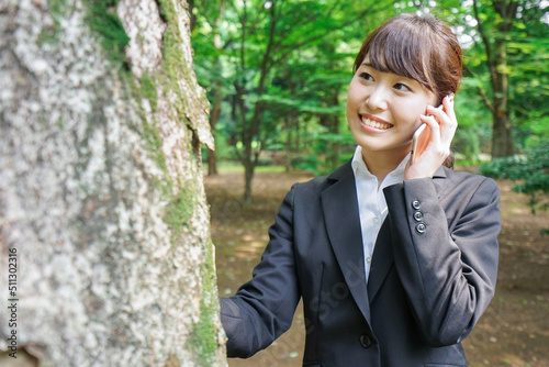 電話をするスーツ姿の若い女性