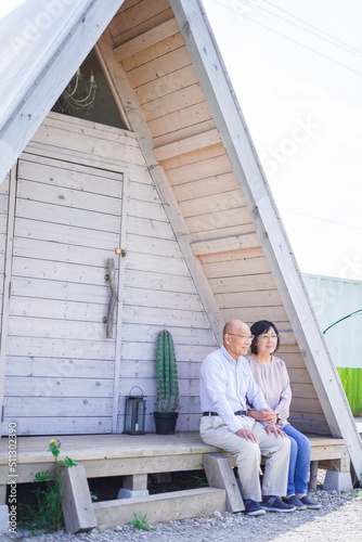 Wallpaper Mural 別荘の前に座るシニアの夫婦 Torontodigital.ca