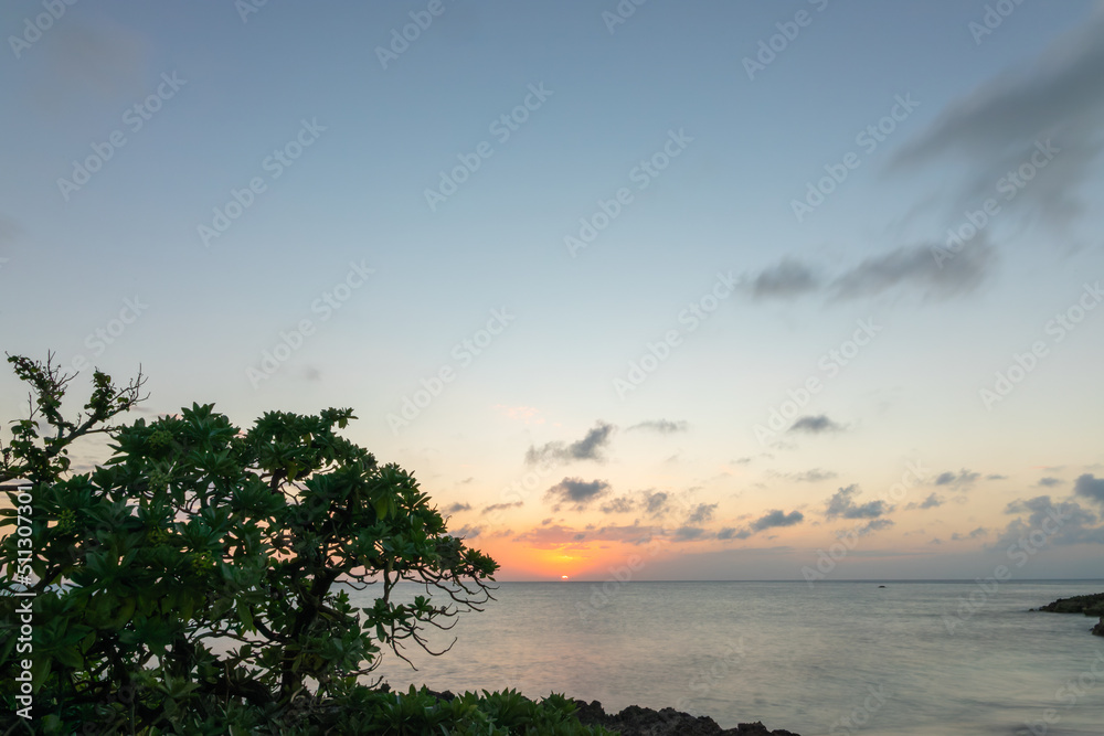 来間島で夕陽に染まる静かな海岸線