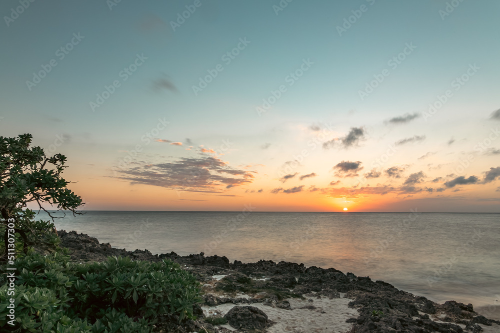 来間島で夕陽に染まる静かな海岸線