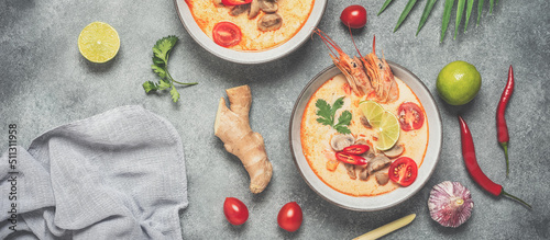 Fotografie Tom yum kung Spicy Thai soup with shrimp in a bowl