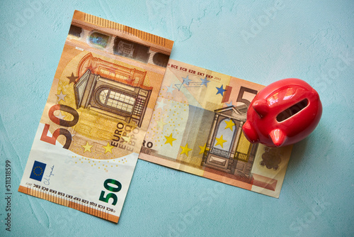 świnka skarbonka i banknoty euro 
