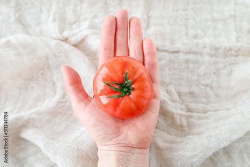 手に持った真っ赤なトマト