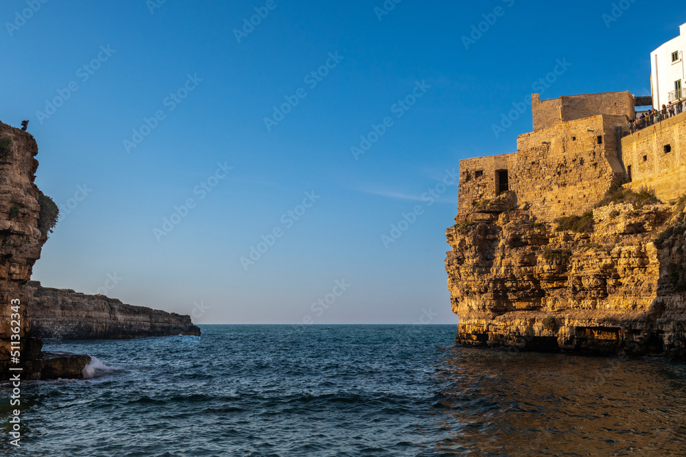 słynna kamienista plaża Lama Monachile Cala Porto w Polignano a Mare, Italy - obrazy, fototapety, plakaty 