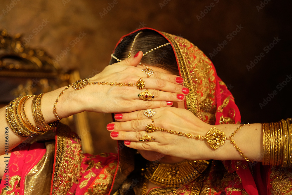 Foto Stock Young hindu woman model kundan jewelry. Indian or Muslim woman  covers her face. | Adobe Stock