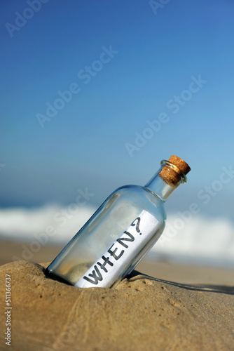 ¿Cuándo sucederá?¿Cuándo? Botella con pregunta encontrada en la playa.