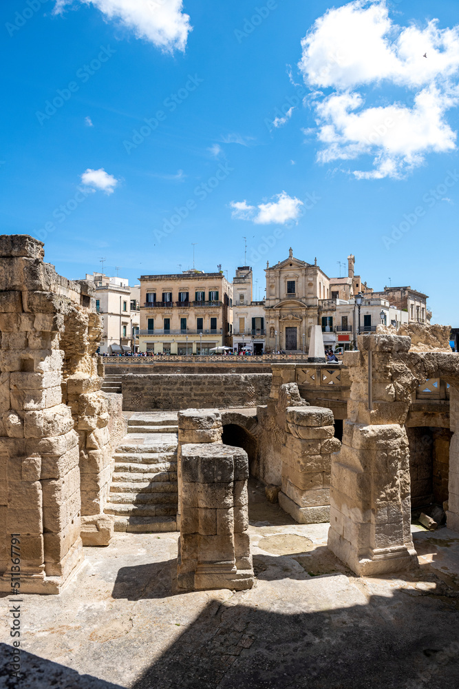 Zabytkowe ruiny Rzymskiego amfiteatru w Lecce, region Puglia na południu Włoch - obrazy, fototapety, plakaty 