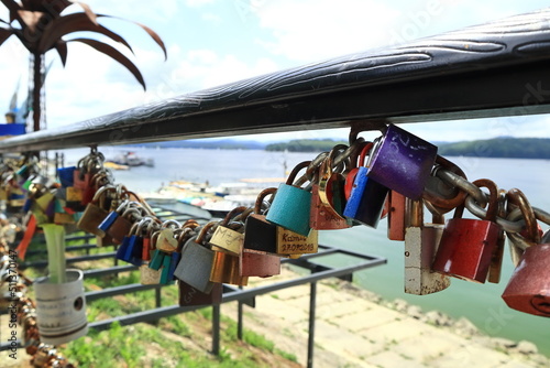 Fototapeta Naklejka Na Ścianę i Meble -  Kłódki zakochanych zapinane na mostku.
Lovers' padlocks fastened on the bridge.