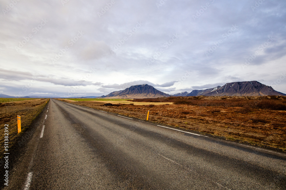 Straße durch Snaefellsnes in Island in herrlicher Landschaft