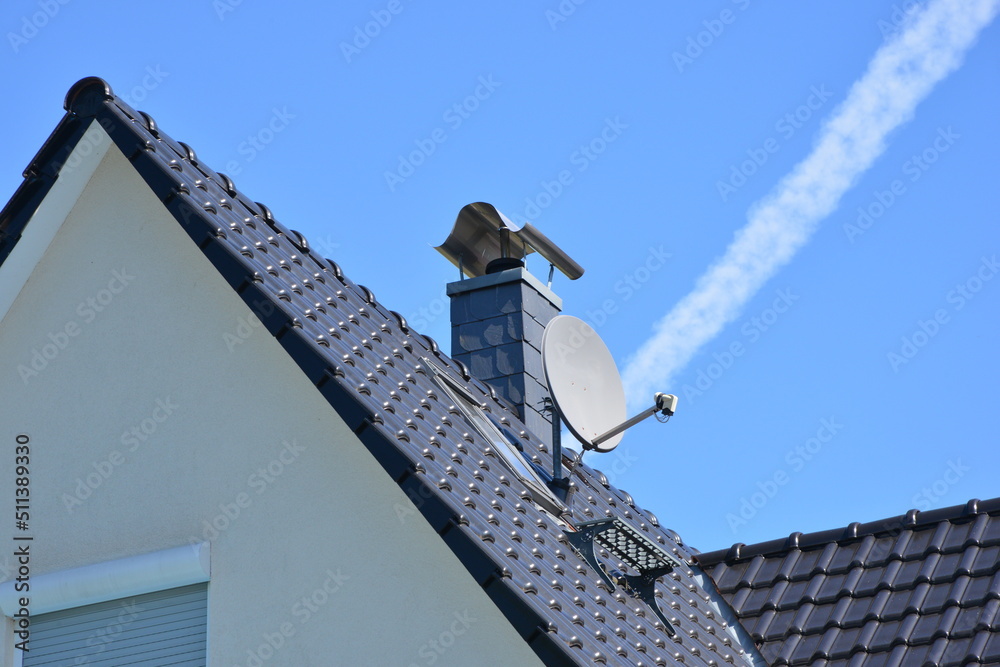 Satelliten-Antenne auf einem Ziegeldach Satelliten-Antenne auf einem Ziegeldach