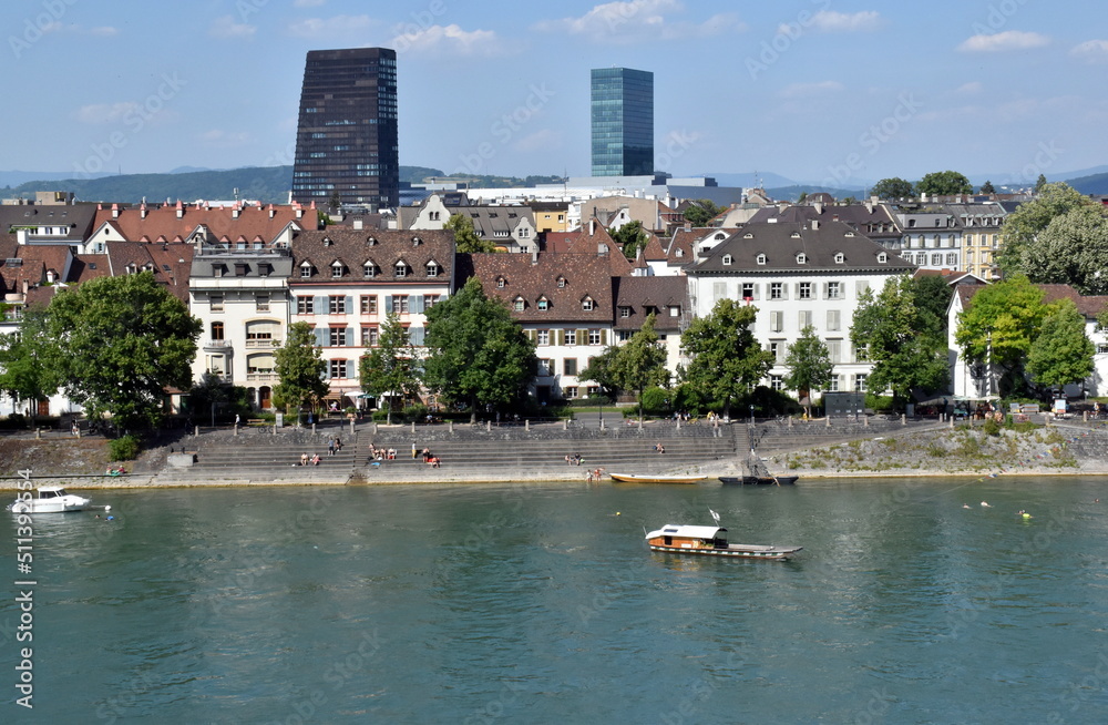 
Der Rhein in Kleinbasel im Sommer