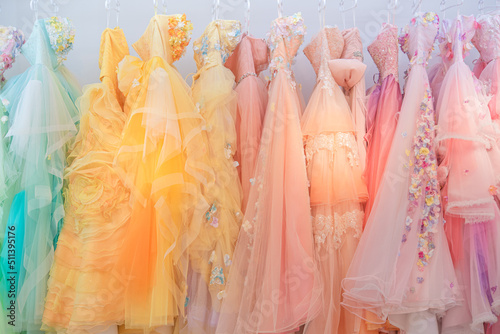 カラフルなカラードレス ウェディングドレス ドレス選び 美しいレース 花
