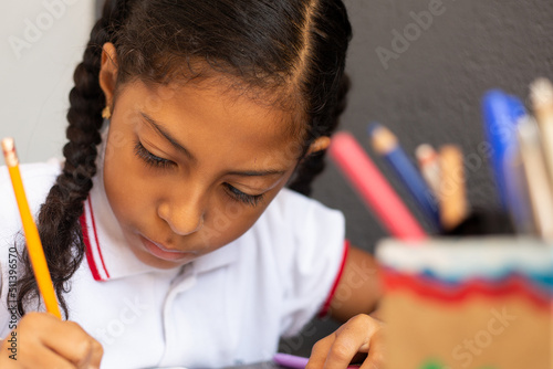 Niña estudiando photo