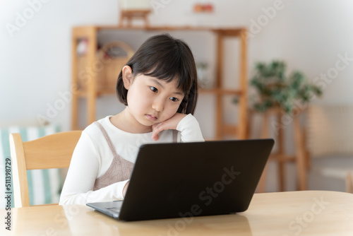 パソコンを使いながら困った顔をする女の子