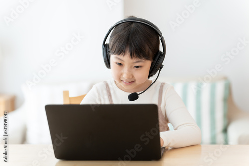 パソコンを使ってオンラインで勉強をする女の子 photo