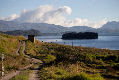 Paisaje con lago grande / Landscape with large lake