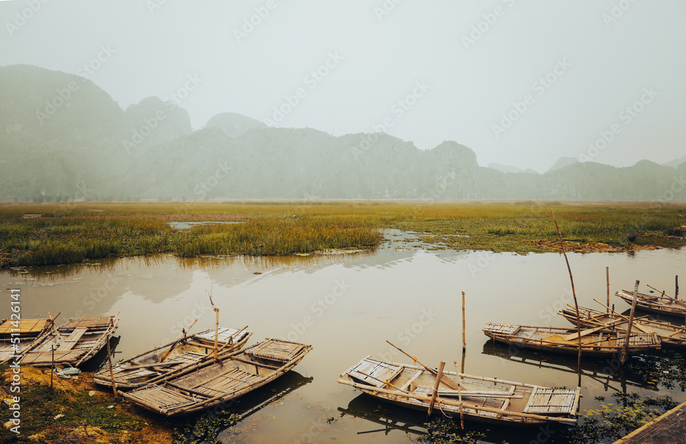 Obraz premium Beautiful sunset on lake background and scenery landscape