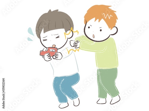 園児のおもちゃの取り合いでケンカをする子ども(叩く男の子)