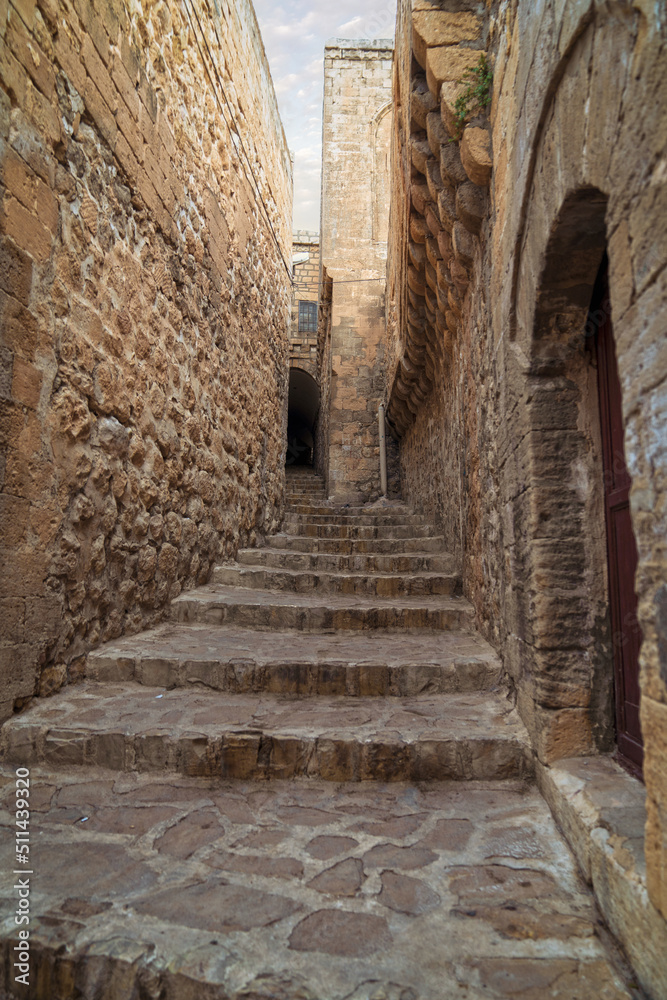 Fototapeta premium Building in Narrow Street of Mardin, Turkey