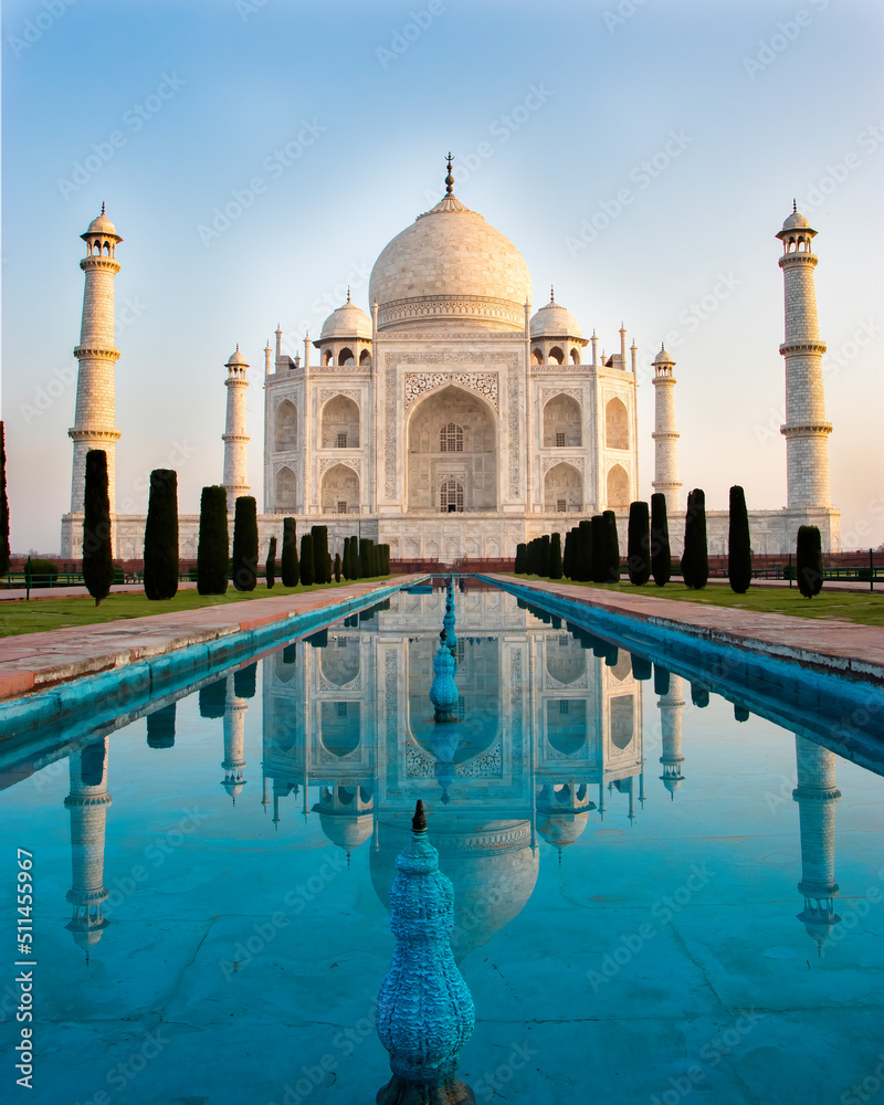 Obraz premium taj mahal at sunrise