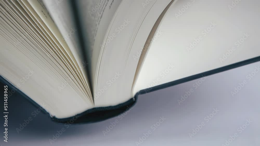Blättern in einem Buch