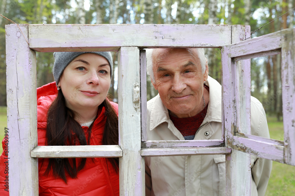 Obraz premium Father with daughter looking through wooden frame