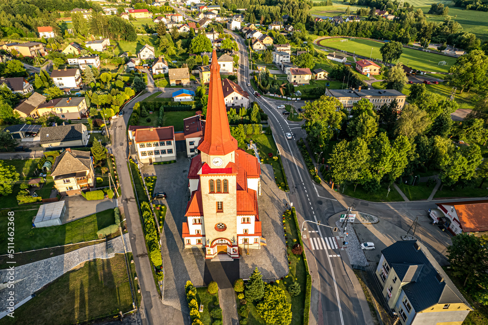 Piękna wieś Godów na południu Polski na Śląsku, pogranicze Polski i Czech, wieczorem, panorama z lotu ptaka. Chmury burzowe.