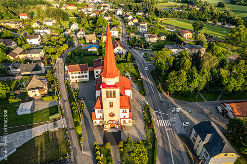 Piękna wieś Godów na południu Polski na Śląsku, pogranicze Polski i Czech, wieczorem, panorama z lotu ptaka. Chmury burzowe.