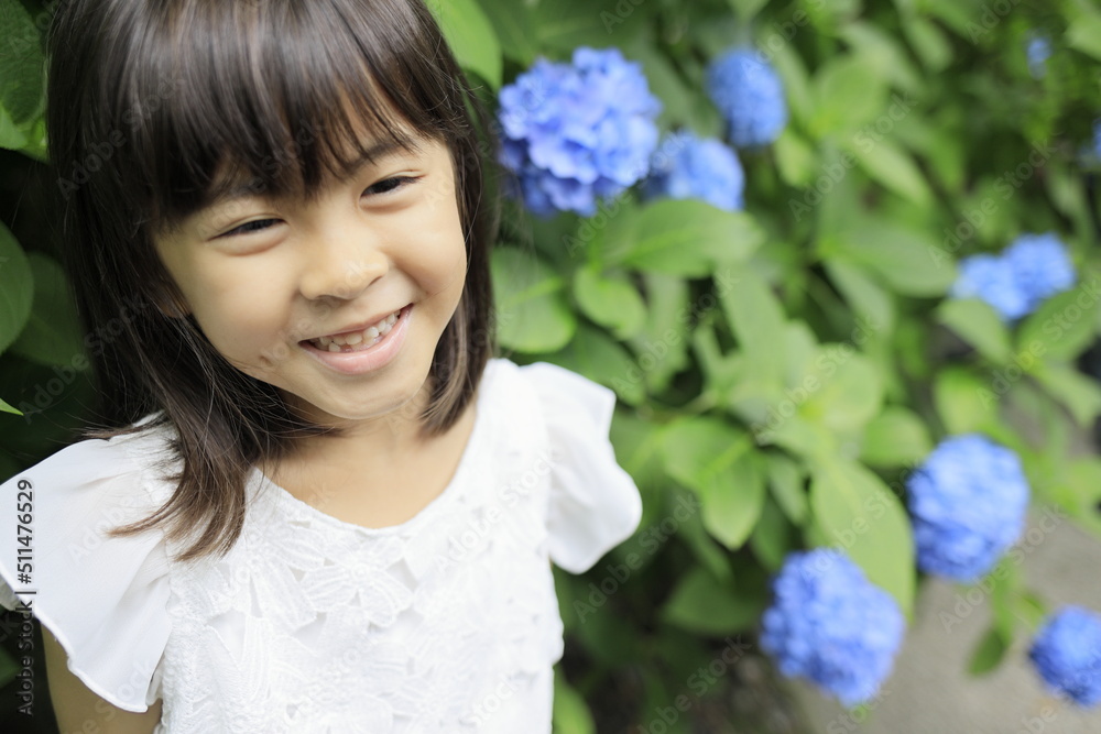 女子小学生 (7歳)とあじさい(青)