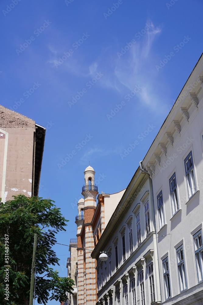 Blick durch eine Straßenschlucht im jüdischen Viertel von Budapest auf die Synagoge in der Rumbachstraße