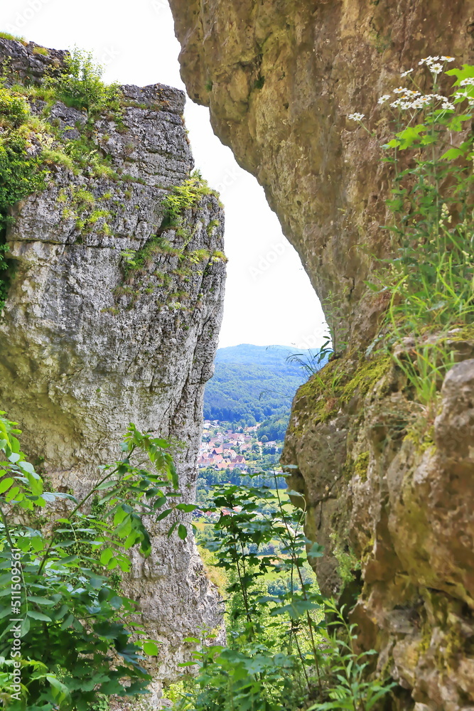 Die Natursteinbrücke oder Arch bei Happurg ist ein Wunder der Natur und durch Erosion entstanden. Die Natursteinbrücke oder Arch bei Happurg ist ein Wunder der Natur und durch Erosion entstanden.