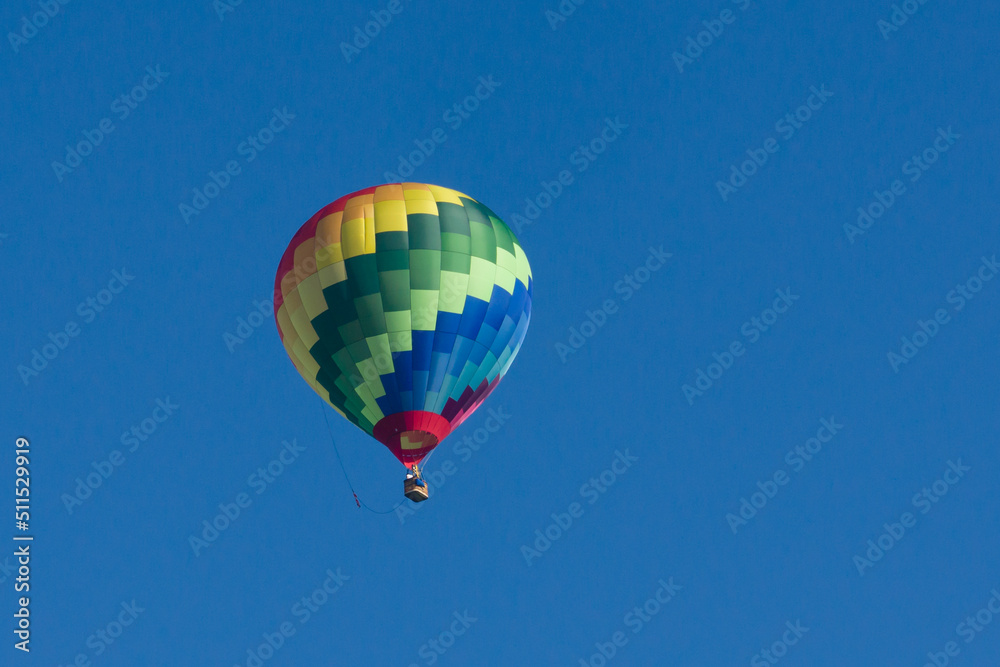 Naklejka premium Colorful hot air balloon in a clear blue sky