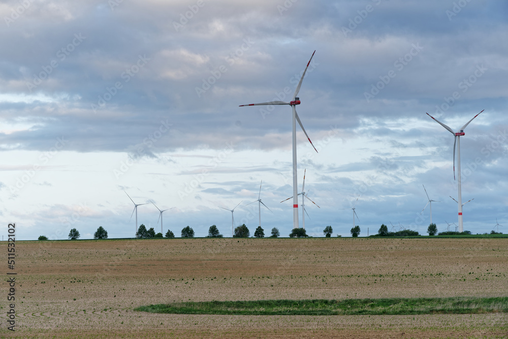 Energia odnawialna wiatraki - obrazy, fototapety, plakaty 
