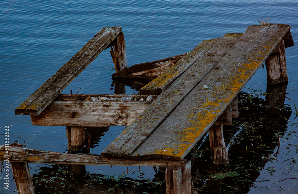 Fototapeta premium Rotten old bridge on the pond Гнилой старый мостик на водоеме
