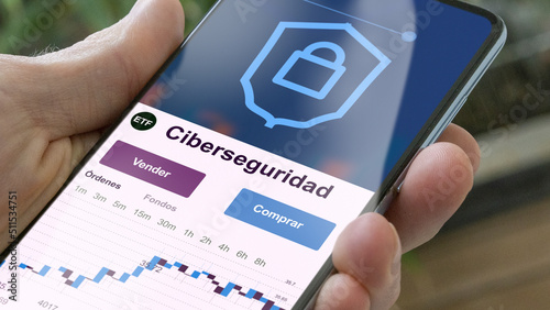 Invertir en ciberseguridad ETF, un inversor compra o vende un fondo ciber seguridad etf. Texto en español