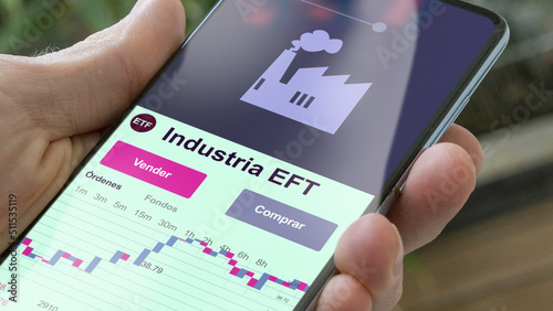 Invertir en industria ETF, un inversor compra o vende un fondo etf. texto en español